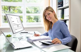Büroangestellter / Büroangestellte / (c) Andrey Popov - stock.adobe.com