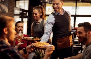 Restaurantfachmann / Restaurantfachfrau (Lehrberuf) / (c) Drazen - stock.adobe.com