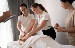Masseur*in (Lehrberuf) / (c) mtrlin - stock.adobe.com