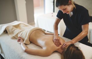 Masseur*in (Lehrberuf) / (c) NDABCREATIVITY - stock.adobe.com
