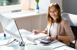 Büroangestellter / Büroangestellte / (c) Andrey Popov - stock.adobe.com