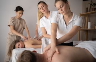 Masseur*in (Lehrberuf) / (c) mtrlin - stock.adobe.com